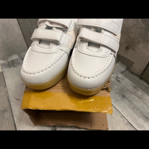 New kids light up shoes size 6 - Picture 2 of 9
